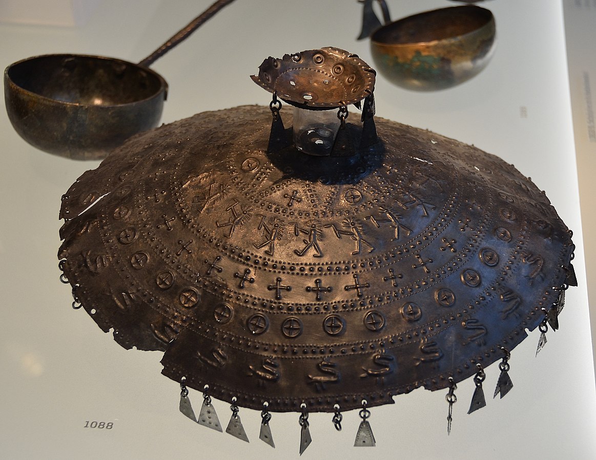 1164px-Hallstatt_culture_Kleinklein_-_pot_lid.jpg